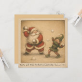 Nostalgischer Santa & Elf Schneeballkampf Foto Karte (Vorderseite/Rückseite Beispiel)