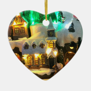 Nostalgisches Bergdorf vor verschneiter Kulisse Keramik Ornament