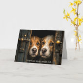 Nosy Birthday Hunde in Old Doorway Karte (Gelbe Blume)