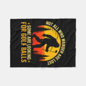 Not All Who Wander Are Lost Funny Bigfoot Golfing Fleecedecke (Vorderseite (Horizontal))