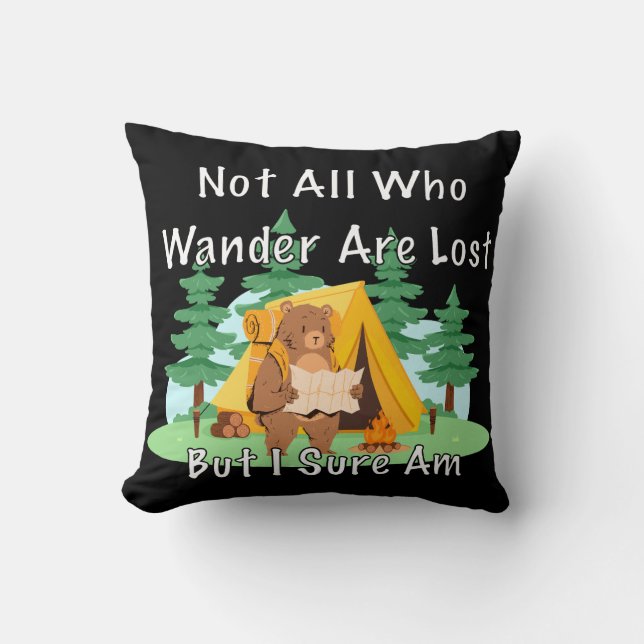 "Not All Who Wander" Lost Cartoon Bear Kissen (Vorderseite)