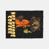 Not Before Coffee-tee – Funny Morning Raccoon And  Fleecedecke (Vorderseite (Horizontal))