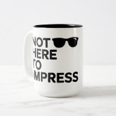 Not Here to Impress Zweifarbige Tasse (Vorderseite Links)