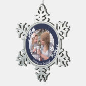 Not leidende Schneeflocken Navy Mit Monogramm Zinn-Ornament (Rechts)