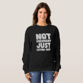 NOT PREGNANT JUST EATING GOOD SWEATSHIRT (Vorne ganz)