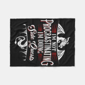 Not Procrastinating Side Quests Funny Rpg Gamer Dr Fleecedecke (Vorderseite (Horizontal))