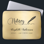 Notar Kreditsignierung Agent Gold schwarz Laptopschutzhülle<br><div class="desc">Ein Imitat mit goldenem Hintergrund und einem schwarzen Signaturstift. Elegantes handgeschriebenes Stilskript. Personalisieren Sie Ihren Namen,  Titel und fügen Sie ihn hinzu.</div>