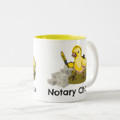 Notar-Küken mit Feder-Spule und Dokumenten Zweifarbige Tasse (VorderseiteRechts)