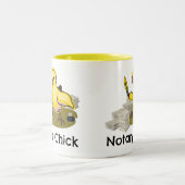 Notar-Küken mit Feder-Spule und Dokumenten Zweifarbige Tasse (Mittel)