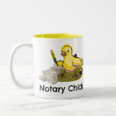 Notar-Küken mit Feder-Spule und Dokumenten Zweifarbige Tasse (Links)