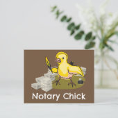 Notary Chick mit Feather Quill und Dokumenten Postkarte (Stehend Vorderseite)