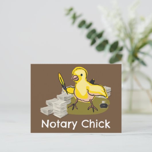 Notary Chick mit Feather Quill und Dokumenten Postkarte (Stehend Vorderseite)