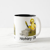 Notary Chick Yellow Feather Quill and Documents Zweifarbige Tasse (VorderseiteRechts)