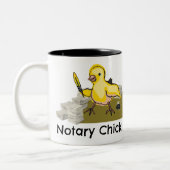 Notary Chick Yellow Feather Quill and Documents Zweifarbige Tasse (Links)
