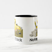 Notary Chick Yellow Feather Quill and Documents Zweifarbige Tasse (Mittel)