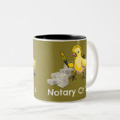 Notary Chick Yellow Feather Quill and Documents Zweifarbige Tasse (VorderseiteRechts)