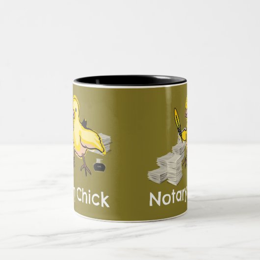 Notary Chick Yellow Feather Quill and Documents Zweifarbige Tasse (Mittel)
