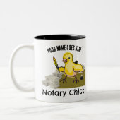 Notary Chick Yellow Feather Quill Customized Name Zweifarbige Tasse (Links)