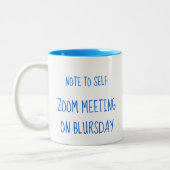 "Note to Self: Zoom meeting on Blursday" Zweifarbige Tasse (Links)