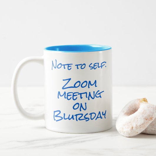 "Note to Self: Zoom meeting on Blursday" Zweifarbige Tasse (Mit Donut)