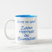 "Note to Self: Zoom meeting on Blursday" Zweifarbige Tasse (Links)