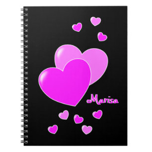 Notebook mit Ihrem Namen, schwarzen und rosa Herzs Notizblock