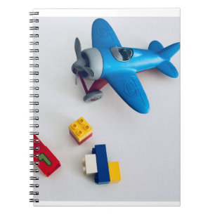 Notebook mit lustigem Spielzeug Foto auf der Vorde Notizblock
