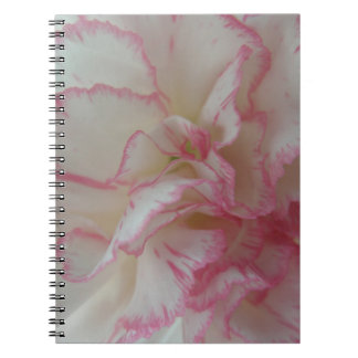 Notebook mit weißer und rosafarbener Carnation Notizblock