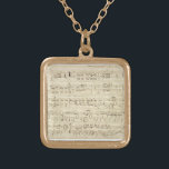 Noten auf Pergament Handgeschrieben in Tinte Vergoldete Kette<br><div class="desc">Alte Vintage Noten in schwarzer Tinte auf einem antiken beigen Pergament mit Noten. Erinnerungen von vor langer Zeit,  als Musik handschriftlich in Tinte geschrieben wurde. Notationen und Schriftzeichen auf der Seite geben ihm eine persönliche Touch.</div>