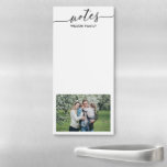 Notes Foto Family  Magnetischer Notizblock<br><div class="desc">Modernes Magnetnotepad mit familiärem Foto,  Familienname und Schriftzeichen ''Noten''.</div>