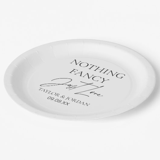 Nothing Fancy Just Love Modern Minimalist Wedding Pappteller (Schrägansicht)