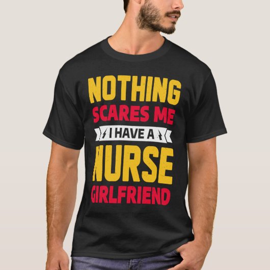 Nothing Scares Me I Have A Nurse Girlfriend Boyfri T-Shirt (Vorderseite)