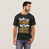 Nothing Scares Me My Granddaddy Is Monegasque  Mon T-Shirt (Vorne ganz)