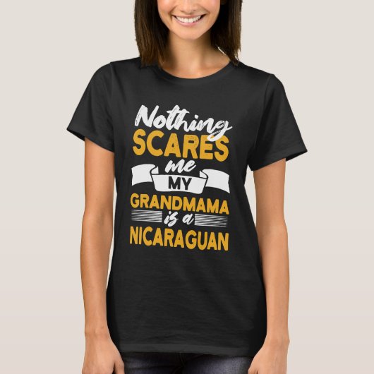 Nothing Scares Me My Grandmama Is Nicaraguan Nica T-Shirt (Vorderseite)