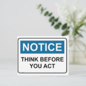 NOTICE Denken Sie, bevor Sie handeln Postkarte (Stehend Vorderseite)