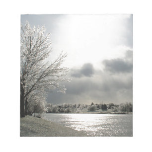Notizblock mit Foto der eisigen Winterlandschaft