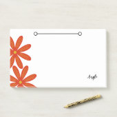 Notizen mit Blume und Namensschild (Auf Schreibtisch)