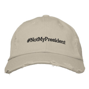 #NotMyPresident, fett schwarzer Text auf Khaki Bestickte Baseballkappe