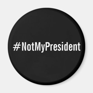 #NotMyPresident, weiße Buchstaben auf schwarzem Ma Magnet