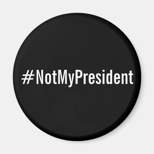 #NotMyPresident, weiße Buchstaben auf schwarzem Ma Magnet (Vorne)