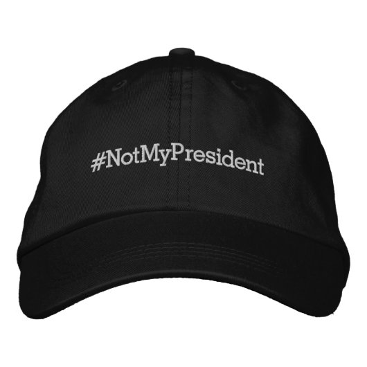 #NotMyPresident, weißer Text auf schwarz Bestickte Baseballkappe (Vorderseite)