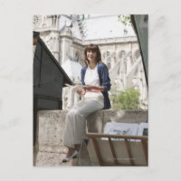 Notre Dame, eine Frau, die ein Buch an einem Buchs