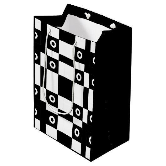 Noughts and Squares Schwarz-weiß Mittlere Geschenktüte (Vorderseite Schrägansicht)
