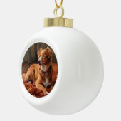 Nova Scotia Duck Terrier im Herbst Leaves Fall Keramik Kugel-Ornament (Rechts)