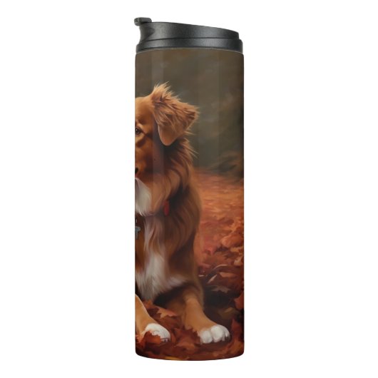 Nova Scotia Duck Terrier im Herbst Leaves Fall Thermosbecher (Nach rechts gedreht)