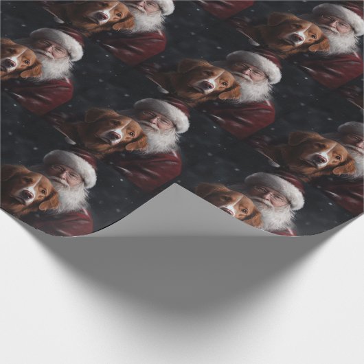 Nova Scotia Duck Toller mit dem Weihnachtsmann fei Geschenkpapier (Ecke)
