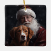 Nova Scotia Duck Toller mit dem Weihnachtsmann fei Keramikornament (Vorderseite)