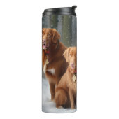 Nova Scotia Duck Toller Retriever Snowy Sleigh Thermosbecher (Nach links gedreht)