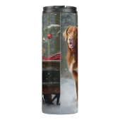 Nova Scotia Duck Toller Retriever Snowy Sleigh Thermosbecher (Rückseite)