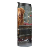 Nova Scotia Duck Toller Retriever Snowy Sleigh Thermosbecher (Nach rechts gedreht)